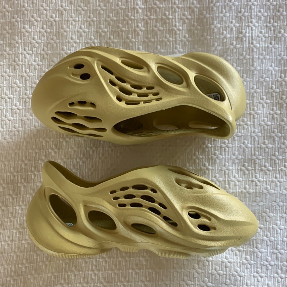 Yeezy Foam RNNR Sulfur